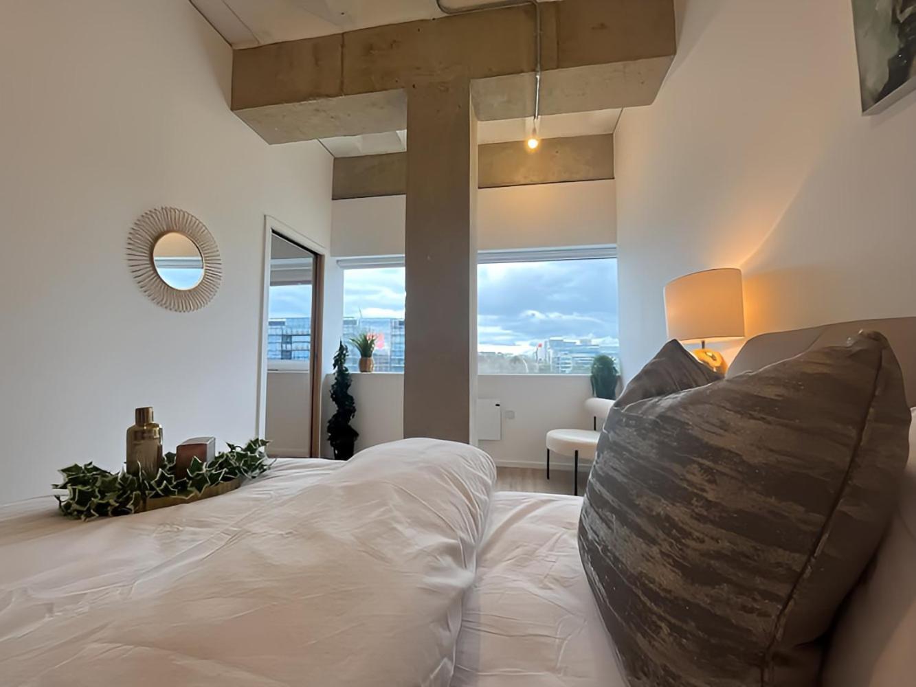 1Br Luxury Flat At Train Station - Long Stays Welcome - Just Ask Milton Keynes Zewnętrze zdjęcie