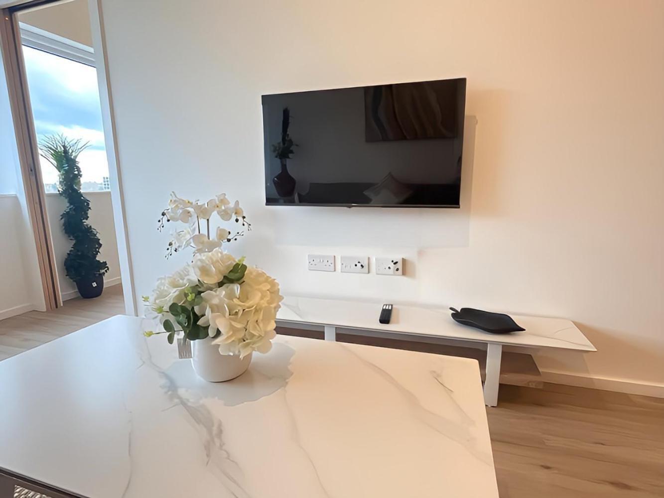1Br Luxury Flat At Train Station - Long Stays Welcome - Just Ask Milton Keynes Zewnętrze zdjęcie